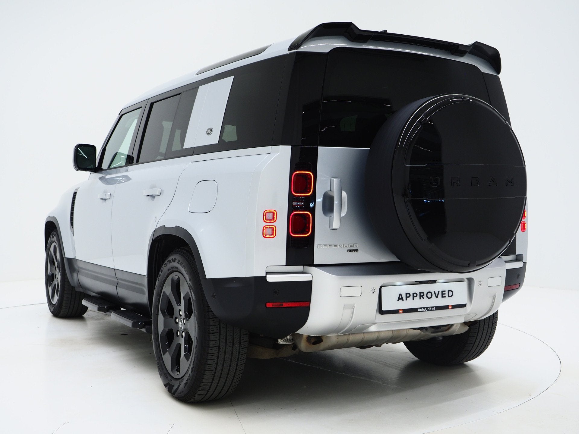 Land Rover Defender 110 2.0 P400e 110 | Panoramadak | Honeyc, Automaat, 404 pk, Gebruikt, Zwart