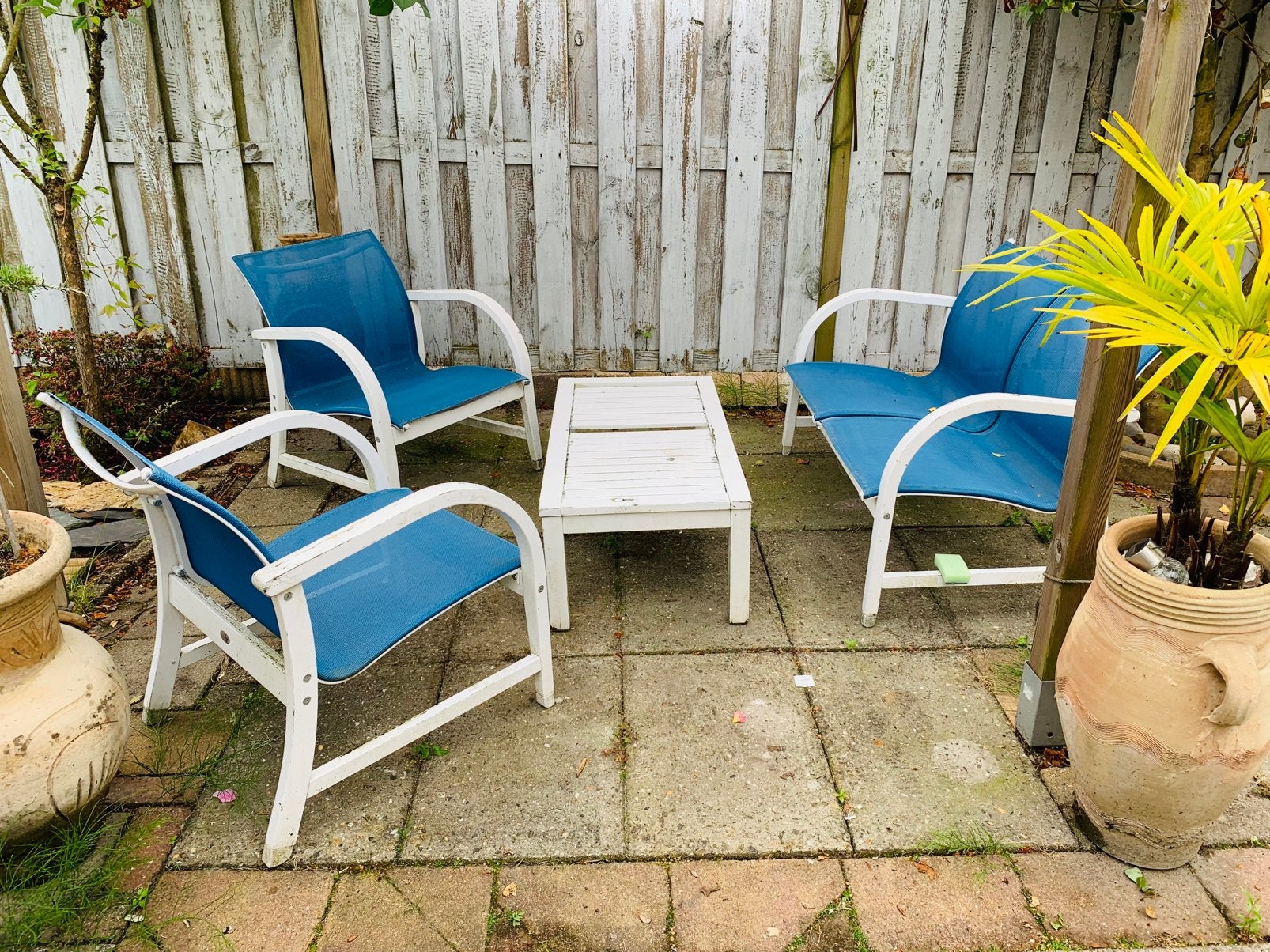 Tuinset bankje 2 stoelen hout wit met blauw gratis, Ophalen, Gebruikt, Hout, 2 zitplaatsen