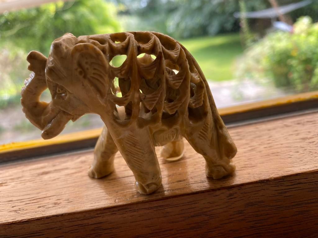 Spekstenen olifant met ingesloten baby - olifantje, Verzamelen, Beelden en Beeldjes, Ophalen of Verzenden, Gebruikt, Dier