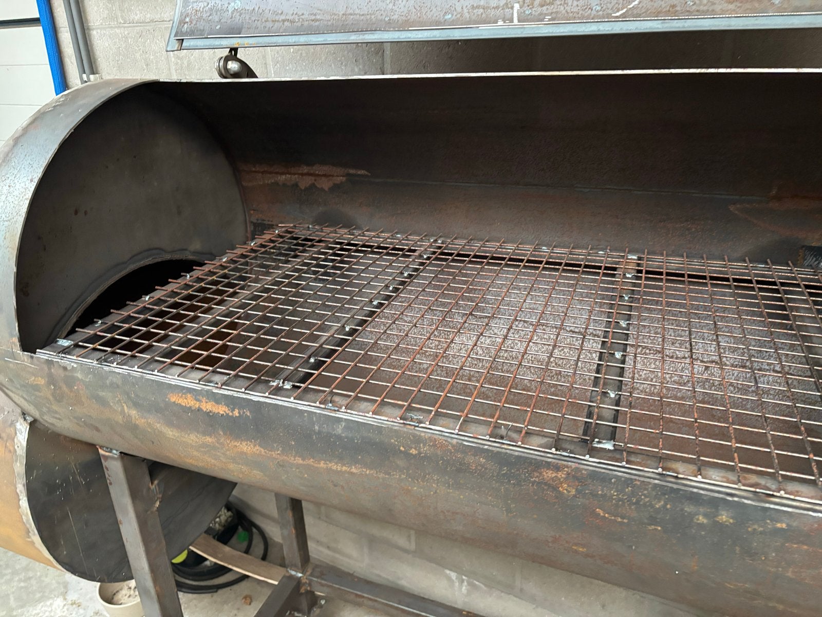 Offset Smoker Semi-geïsoleerd met 4mm rooster op wielen, Ophalen, Gebruikt