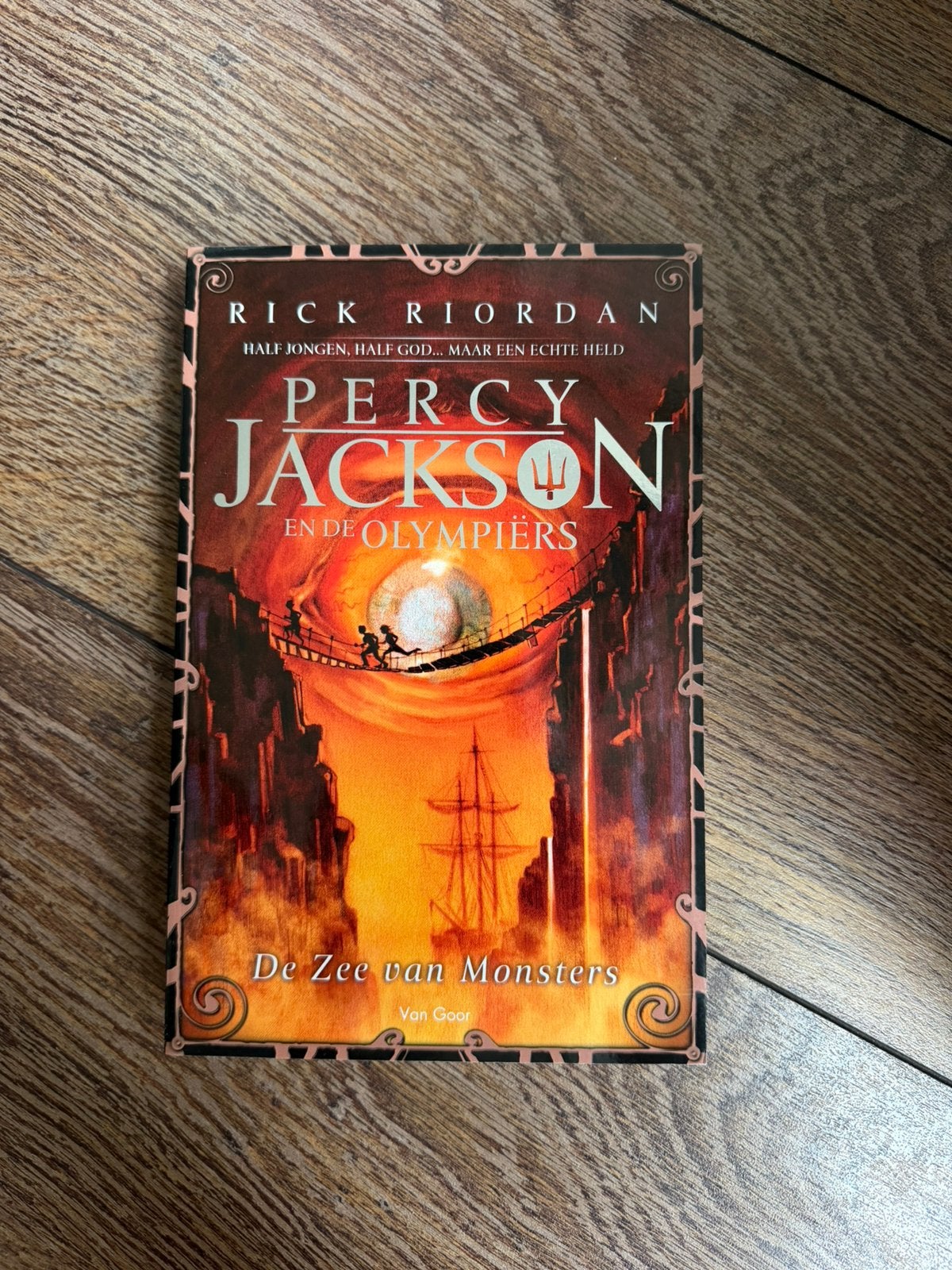 Percy Jackson deel 2 - de zee van monsters - Rick Riordan, Ophalen of Verzenden, Zo goed als nieuw