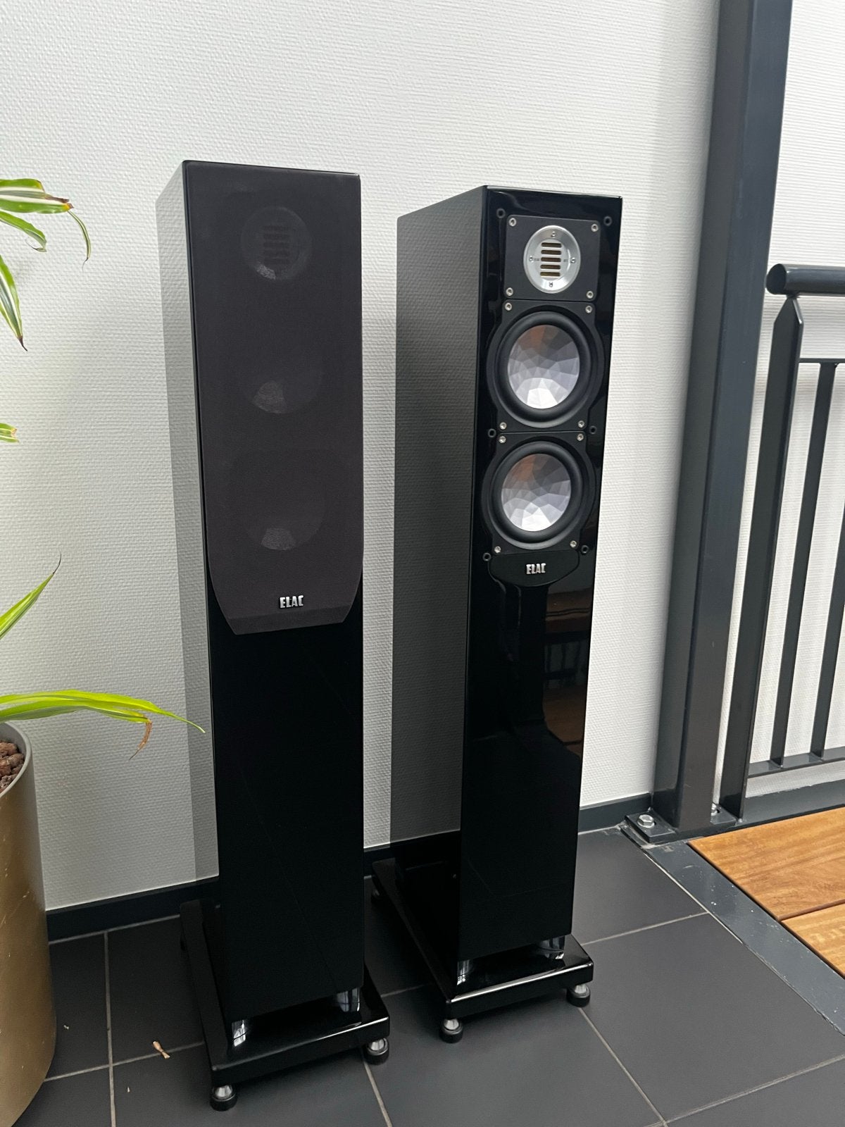 Elac FS247 pianolak zwart met Soundcare spikes