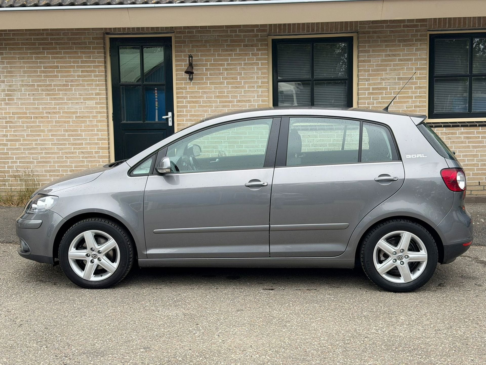Volkswagen Golf Plus 1.6 Goal| AUTOMAAT | NWE APK |, Stof, Zwart, 4 cilinders, Automatische klimaatregeling