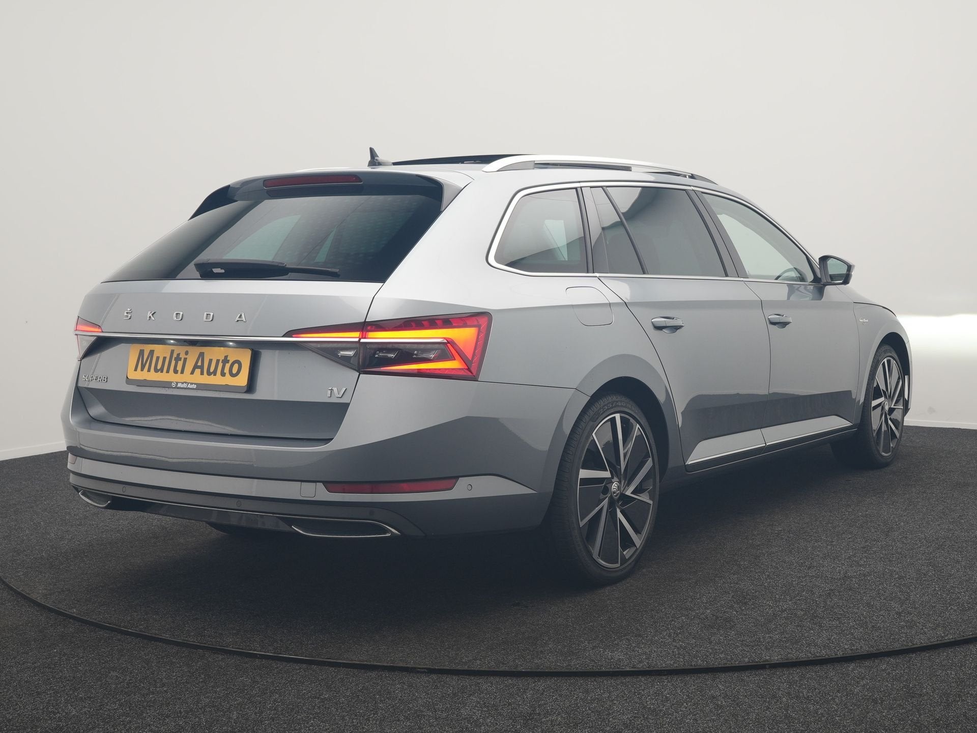 Skoda Superb Combi 1.4 TSI iV Laurin & Klement PHEV 218pk De, Dealer onderhouden, Gebruikt, Zwart, 4 cilinders