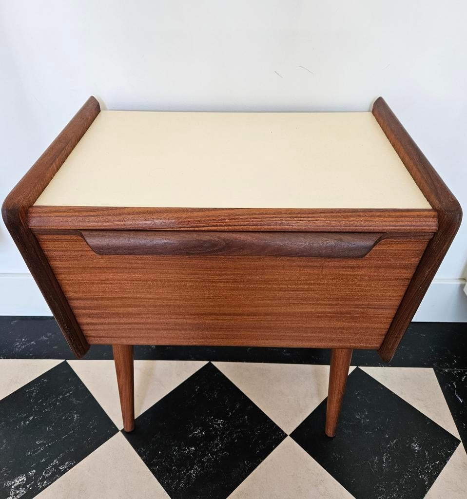 Vintage jaren 60 teak klepkastje / nachtkastje, Gebruikt, Minder dan 45 cm, Ophalen of Verzenden, Minder dan 55 cm