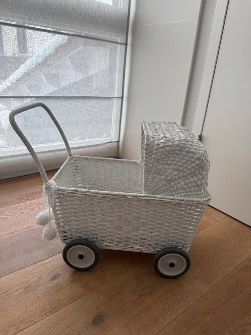 Olli Ella Rotan poppenwagen wit, Ophalen, Zo goed als nieuw, Overige typen
