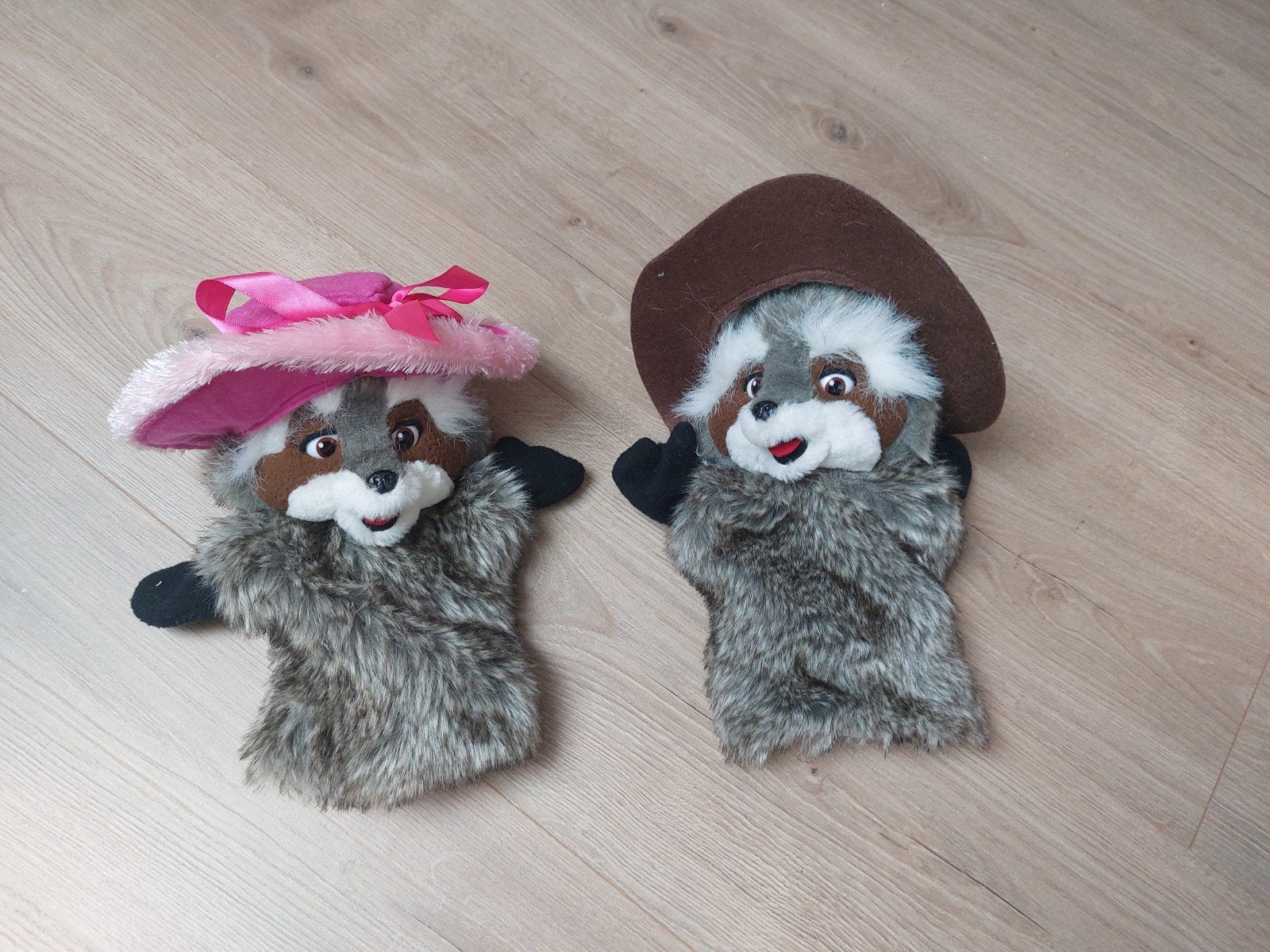 Randy & Rosie wasbeer handpoppen met hoedjes - Slagharen, Overige merken, Overige karakters, Overige typen, Grijs