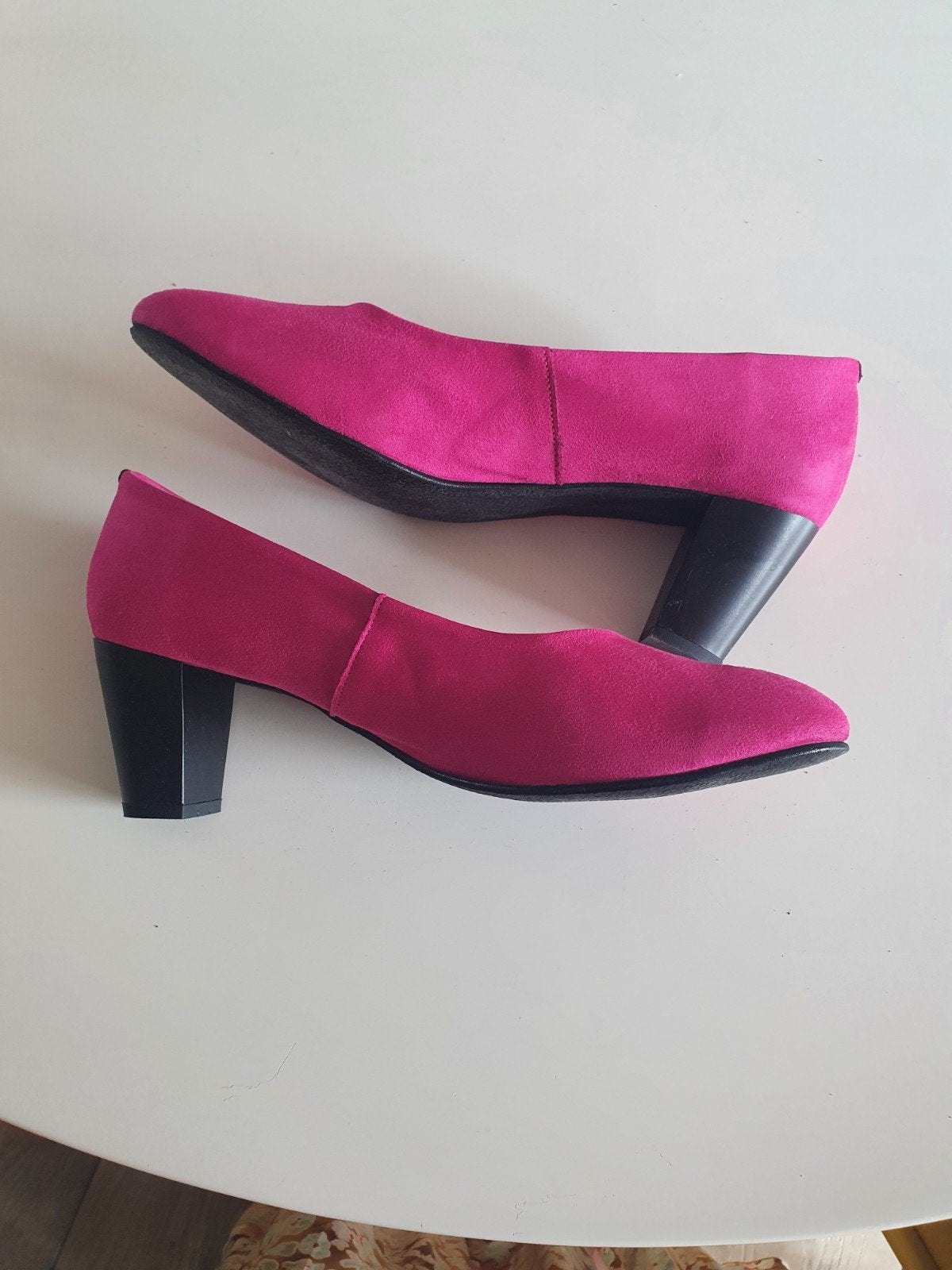 Nieuw! Roze suède pumps maat 43!, Kleding | Dames, Verzenden, Nieuw, Roze