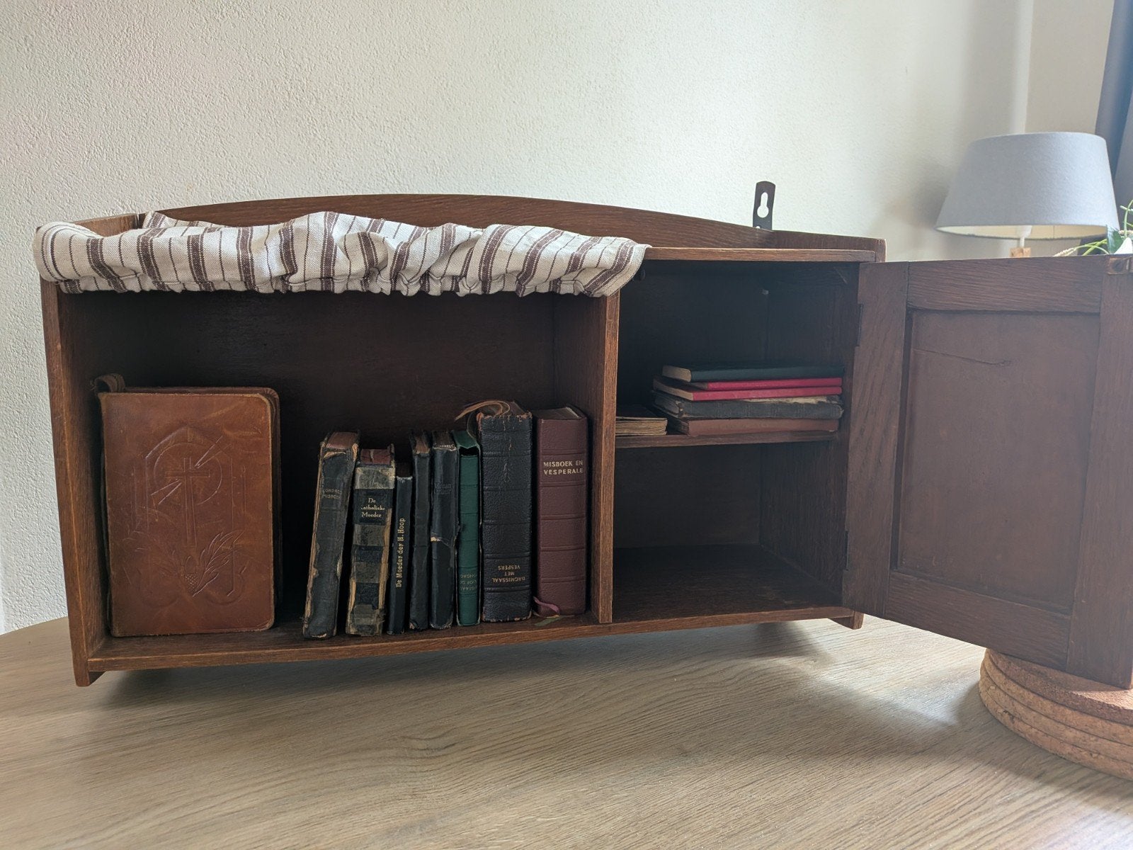 Antiek houten wandkastje of bijbelkastje+religieuze boeken., Ophalen