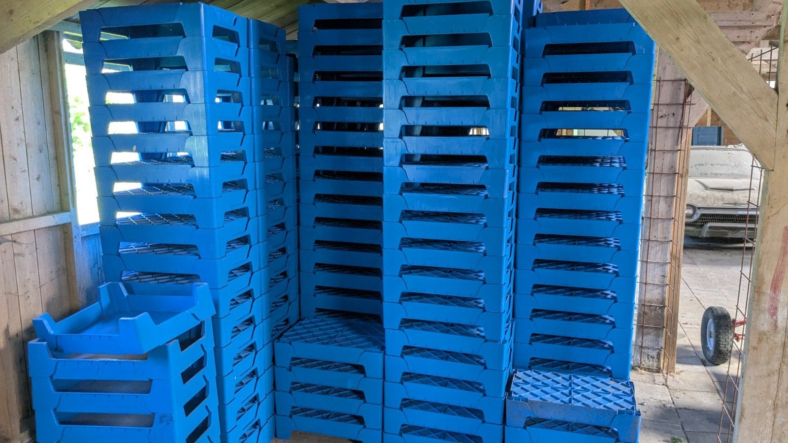 450 blauwe kisten te koop - afhalen in Nijensleek, Ophalen, Gebruikt, 40 tot 60 cm, 50 tot 75 cm