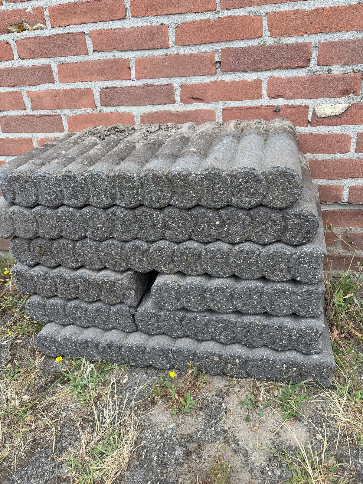 Gratis af te halen: Betonnen borderstenen (heel/gescheurd), Tuin en Terras, Ophalen, Gebruikt, 25 tot 50 cm, Minder dan 25 cm