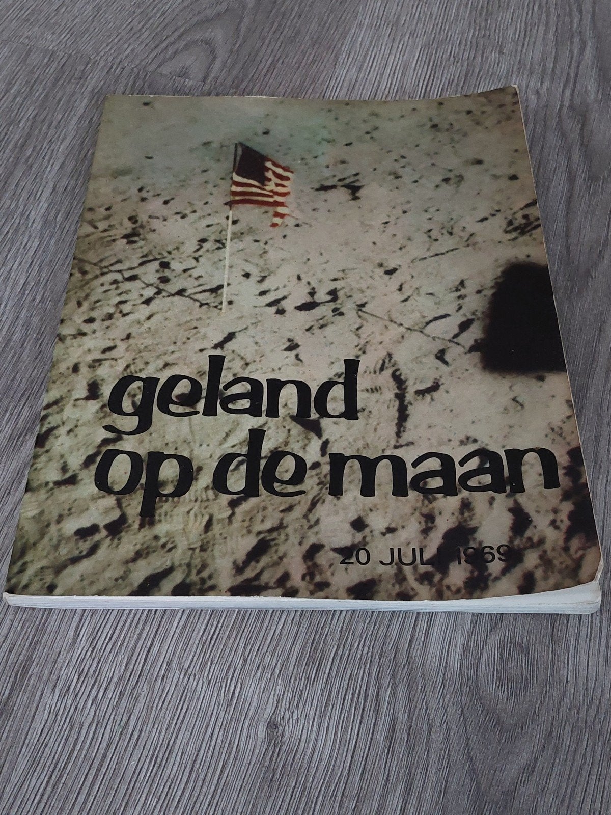 vintage boek  1e Maanlanding  1969 + kantenknipsels 1971, Boeken, Verzenden, Zo goed als nieuw, Tirion, Natuurwetenschap