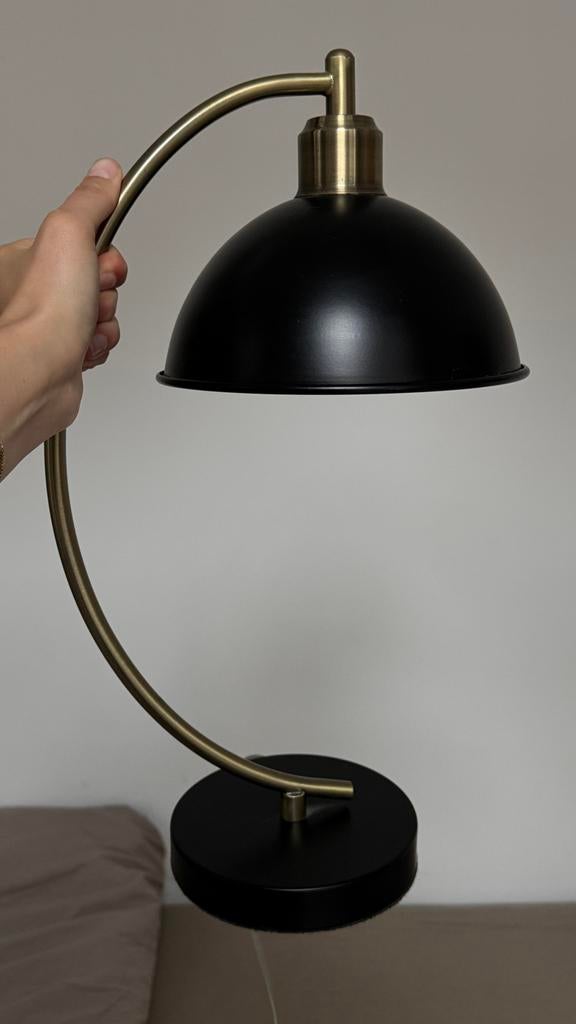Moderne tafellamp zwart met goudkleurige accenten, Huis en Inrichting, Lampen | Tafellampen, Ophalen, Zo goed als nieuw, Metaal