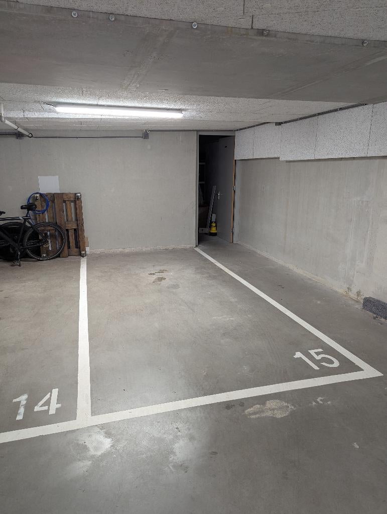 Parking space in underground garage, Huizen en Kamers, Garages en Parkeerplaatsen, Amsterdam