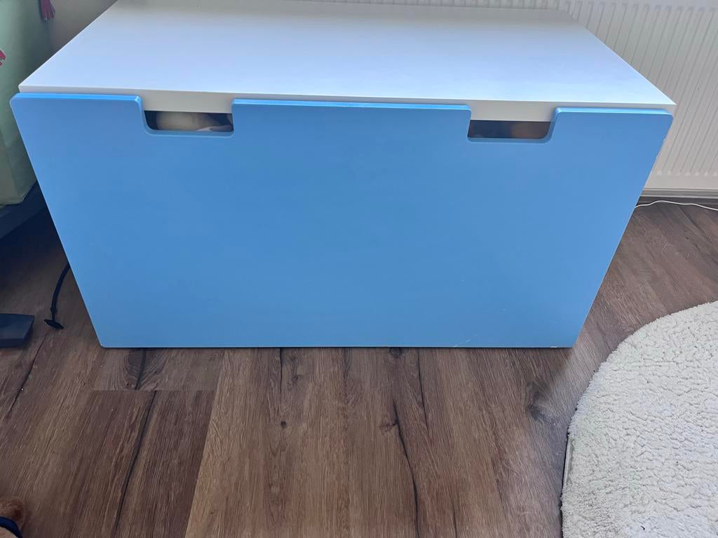 Ikea Stuva speelgoedkast op wielen & bureau blauw/wit, Kinderen en Baby's, Kinderkamer | Commodes en Kasten, Gebruikt, 50 tot 70 cm