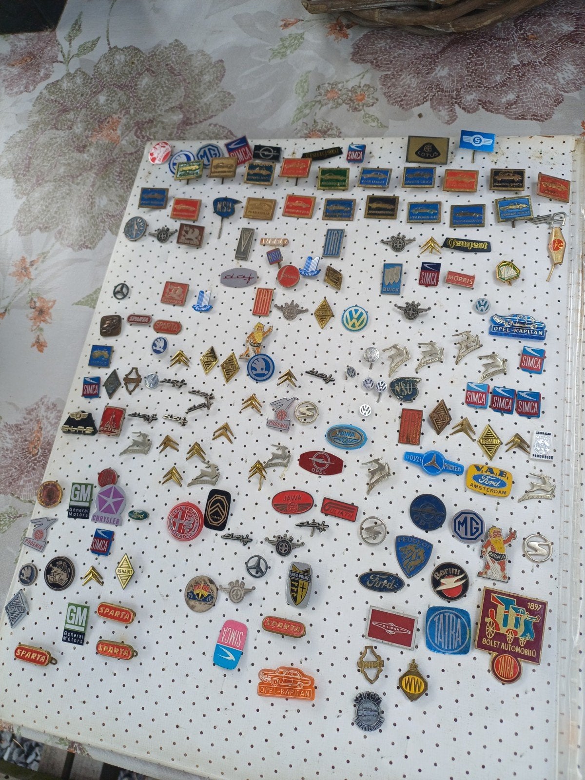 Ongeveer 250 stalen en blikken speldjes, Ophalen of Verzenden, Gebruikt, Overige onderwerpen, Speldje of Pin