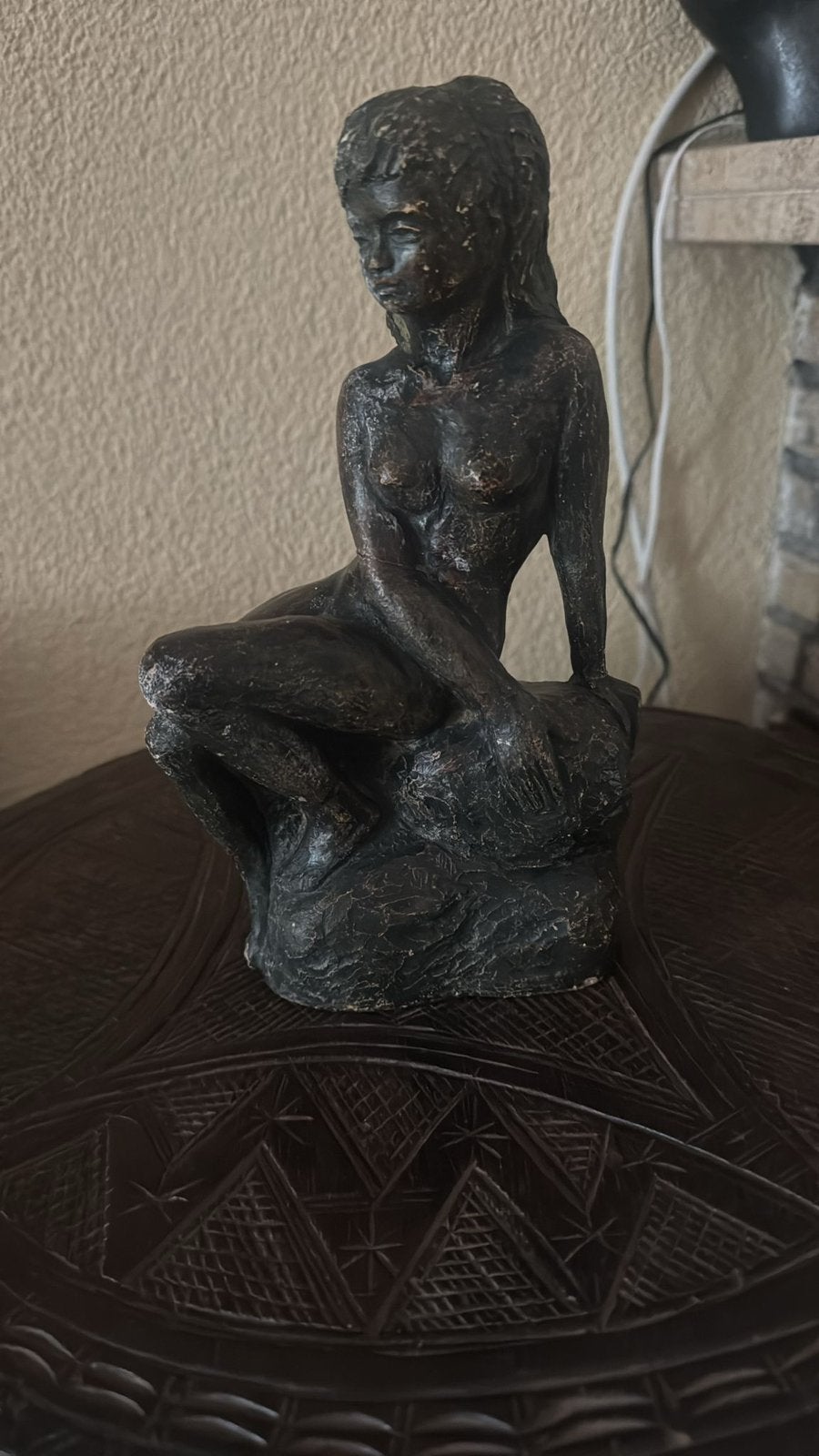 donkerkleurig beeldje van een zittende vrouw, Ophalen of Verzenden, Zo goed als nieuw