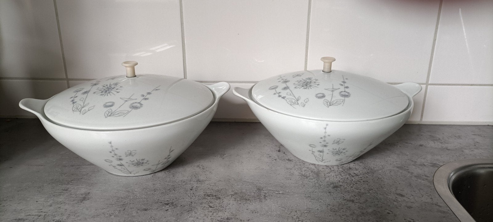 Twee vintage soepkommen met deksel, bloemmotief, Ophalen of Verzenden