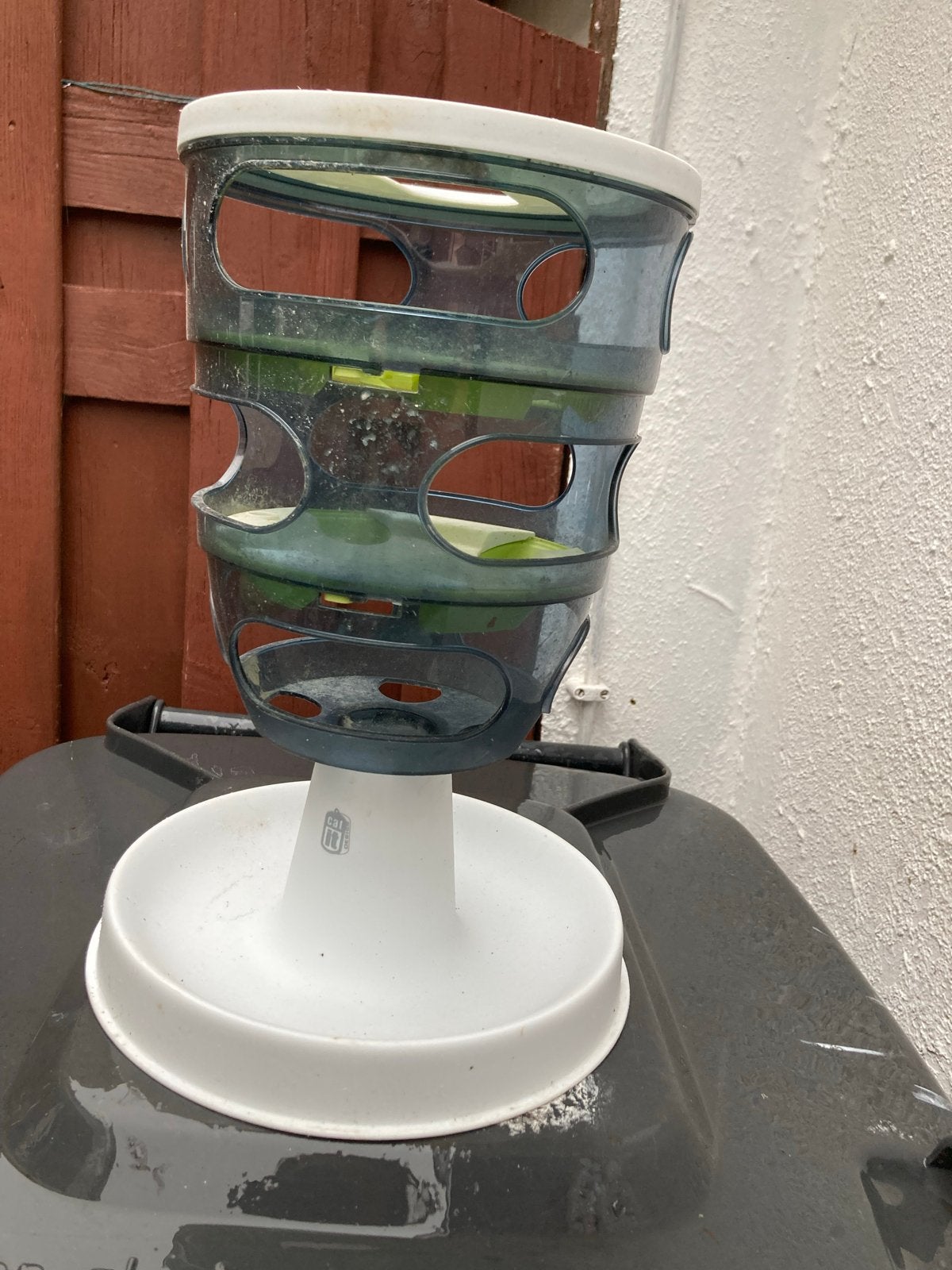 Interactieve voer toren kat, Ophalen