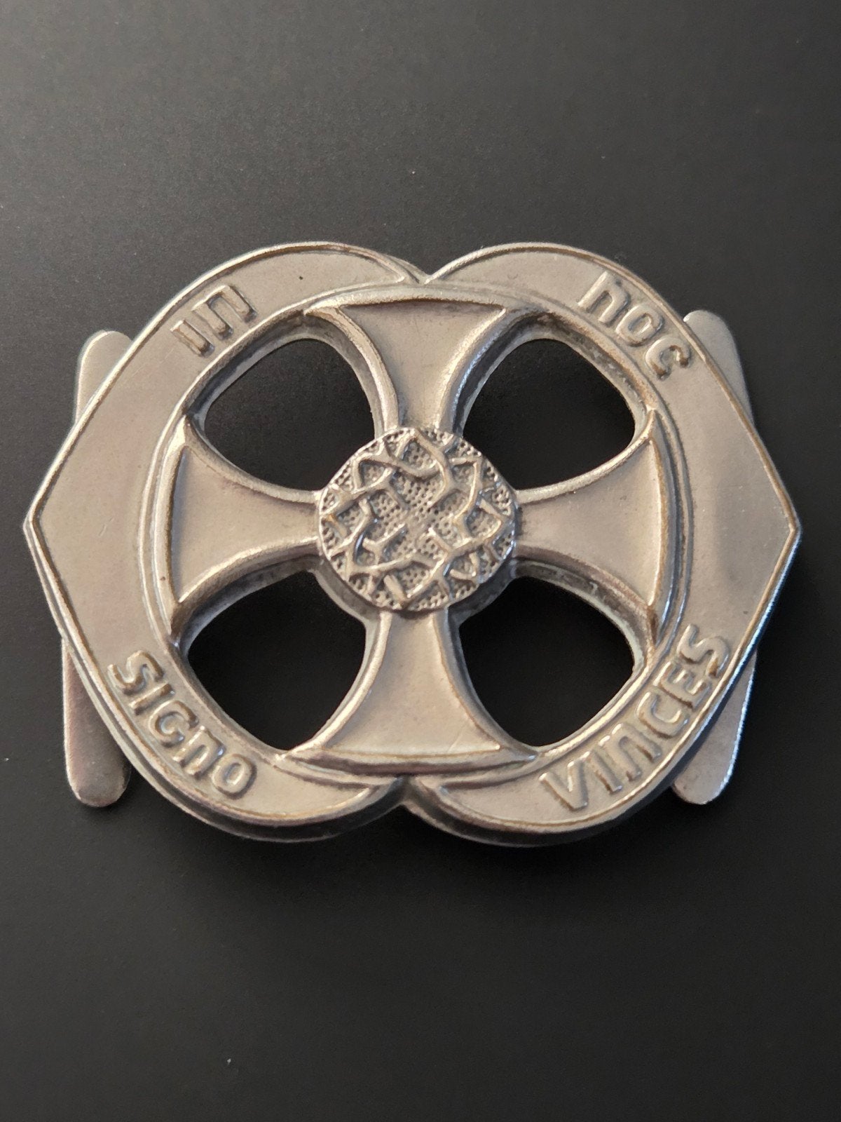Baretembleem met buiglippen Aalmoezenier, Verzamelen, Militaria | Algemeen, Ophalen of Verzenden, Landmacht, Nederland, Embleem of Badge