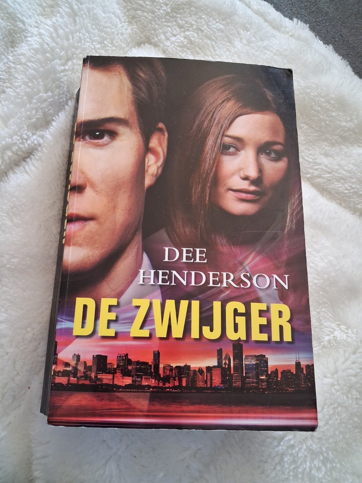 De Zwijger - Dee Henderson (Thriller), Ophalen of Verzenden, Gelezen, Dee Henderson, Nederland