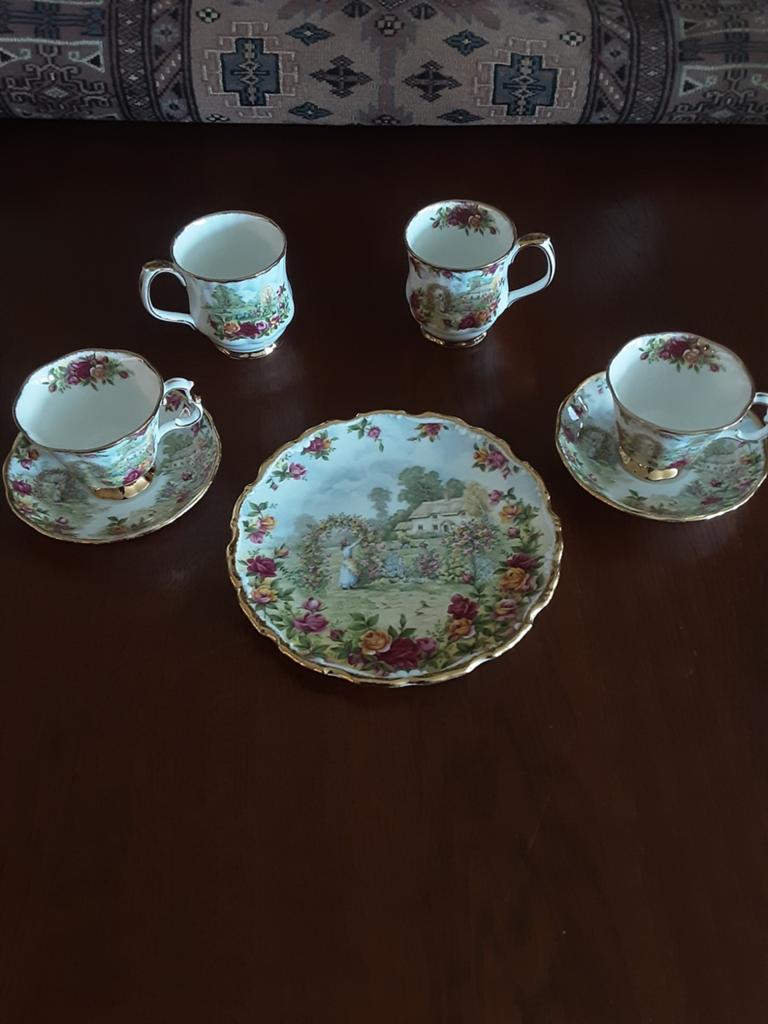 Royal Albert servies van A Celebration of The Old Country Ro, Antiek en Kunst, Antiek | Servies compleet, Ophalen of Verzenden