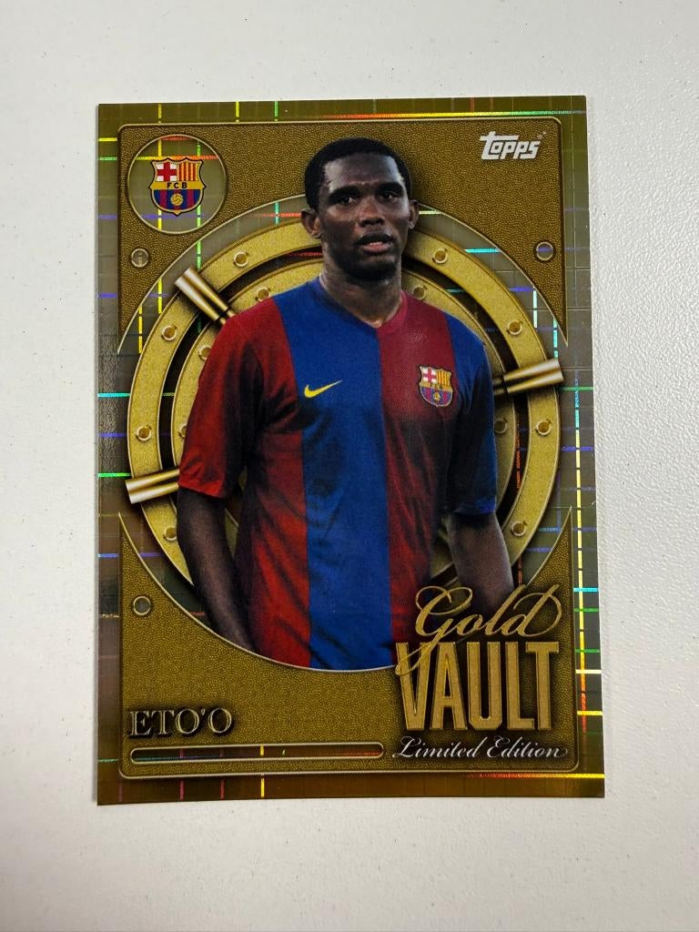 Eto'o Gold Vault Collector Tin Barcelona 2025-26, Ophalen of Verzenden, Nieuw, Buitenlandse clubs, Poster, Plaatje of Sticker