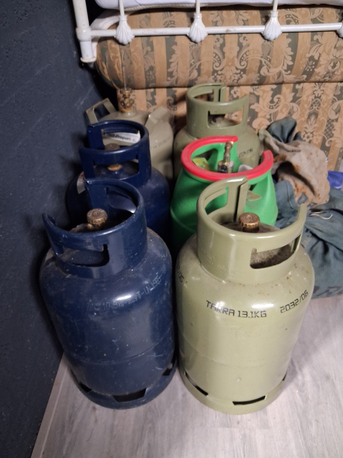 Diverse gasflessen, Ophalen