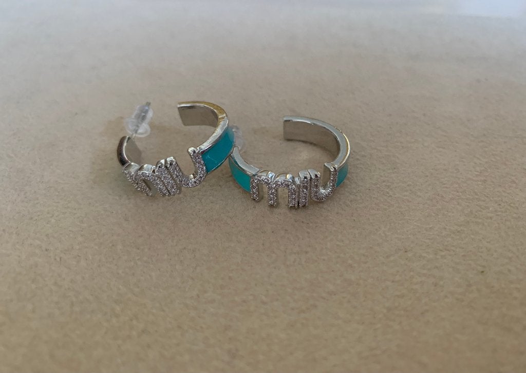 Zilveren turquoise hoop oorbellen met letters en steentjes, Overige materialen, Nieuw, Ophalen of Verzenden, Knopjes of Stekers