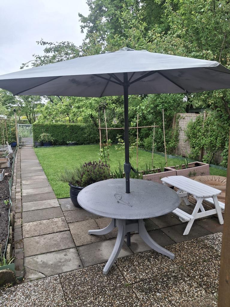 Grijze buiten tafel met parasol, Ophalen, Gebruikt, Rechthoekig