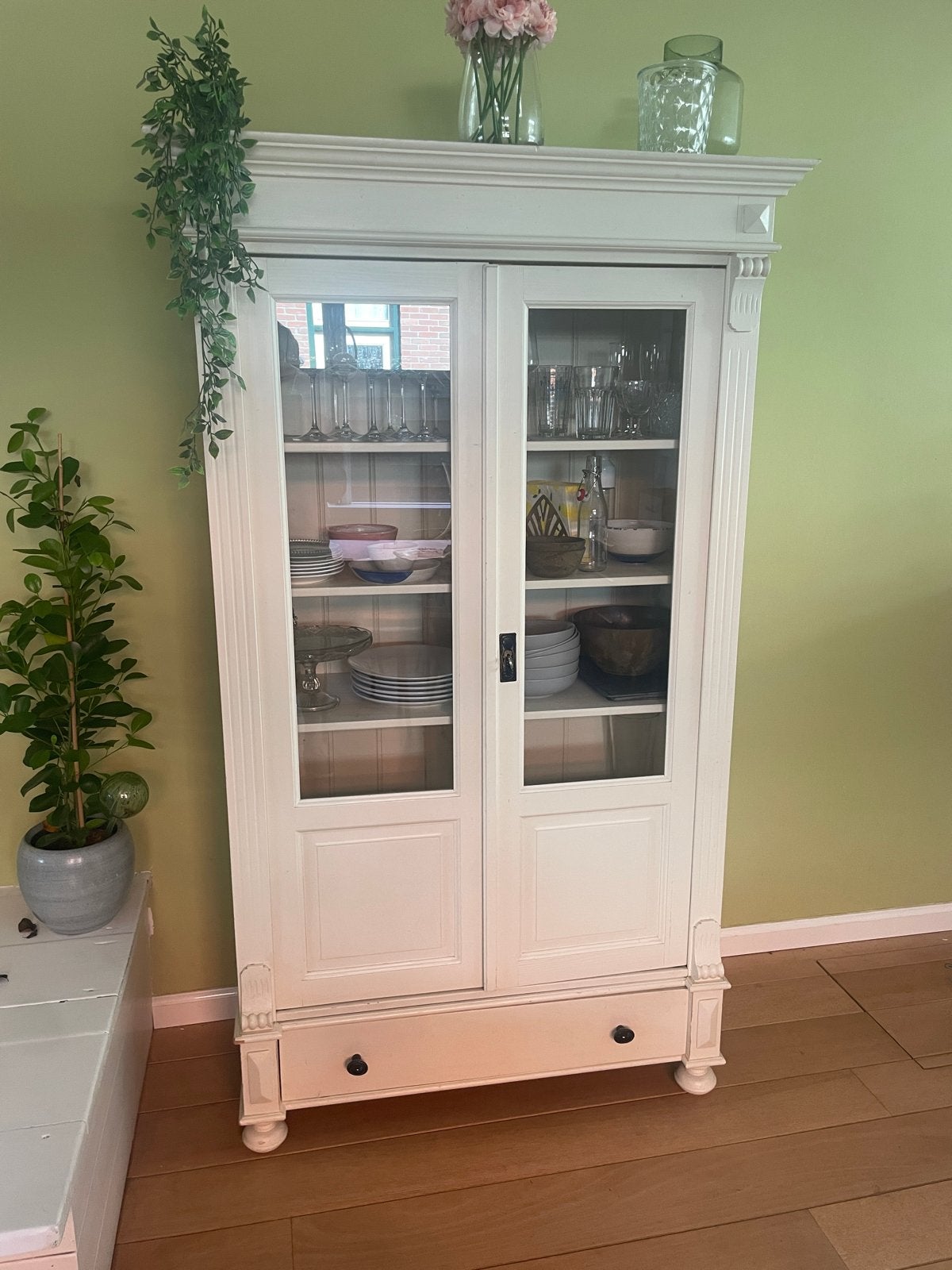 Foto 4 van Mooie witte vitrine/servieskast met lade en glazen deuren