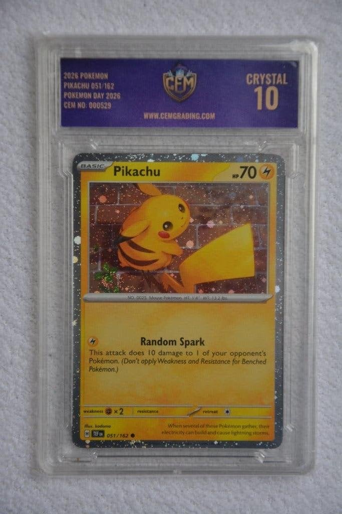 Pikachu Holo Pokemon Day 2026 CEM 10, Ophalen of Verzenden, Gebruikt, Losse kaart, Foil