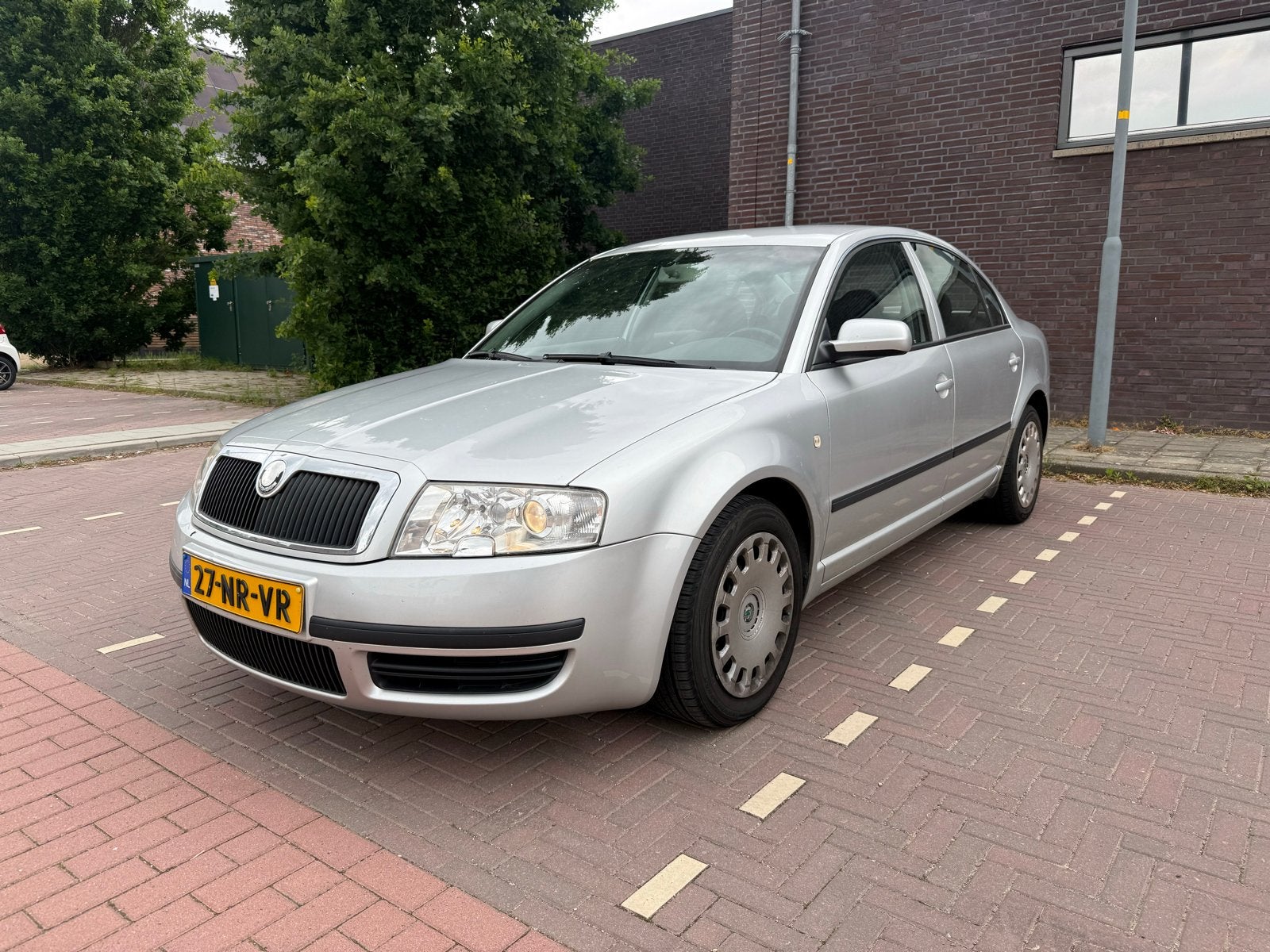 Skoda Superb 2.0 85KW 2004 Grijs | nette staat!, Auto's, Voorwielaandrijving, Stof, Zwart, 4 cilinders