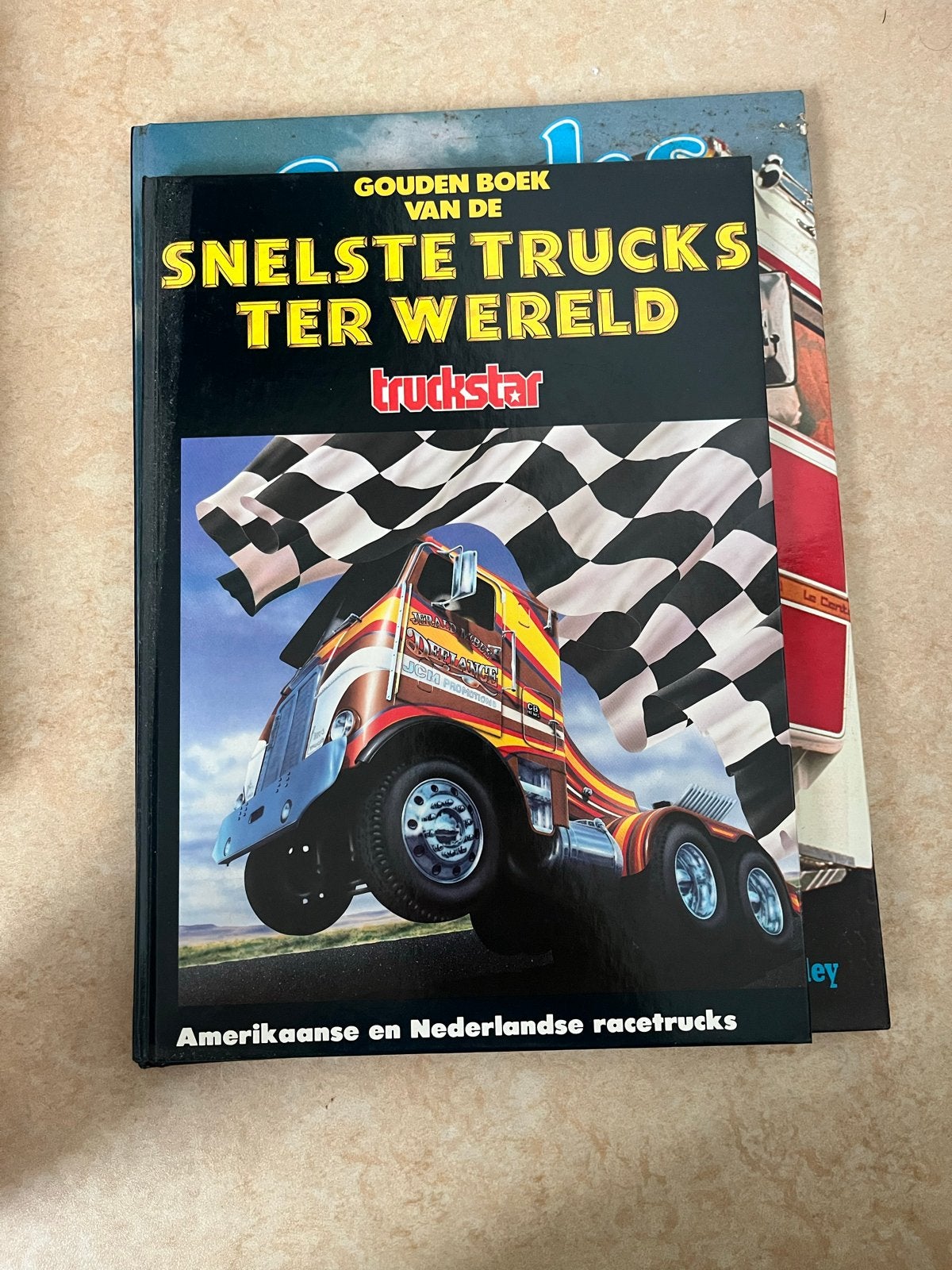 Gouden Boek van de Snelste Trucks ter Wereld - Truckstar, Ophalen of Verzenden, Zo goed als nieuw, Vrachtwagen