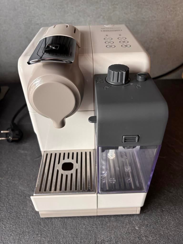 Nespresso Lattisima Touch 1400W+ melkreservoir + cupjeslade, Ophalen, Zo goed als nieuw, Koffiemachine, Koffiepads en cups