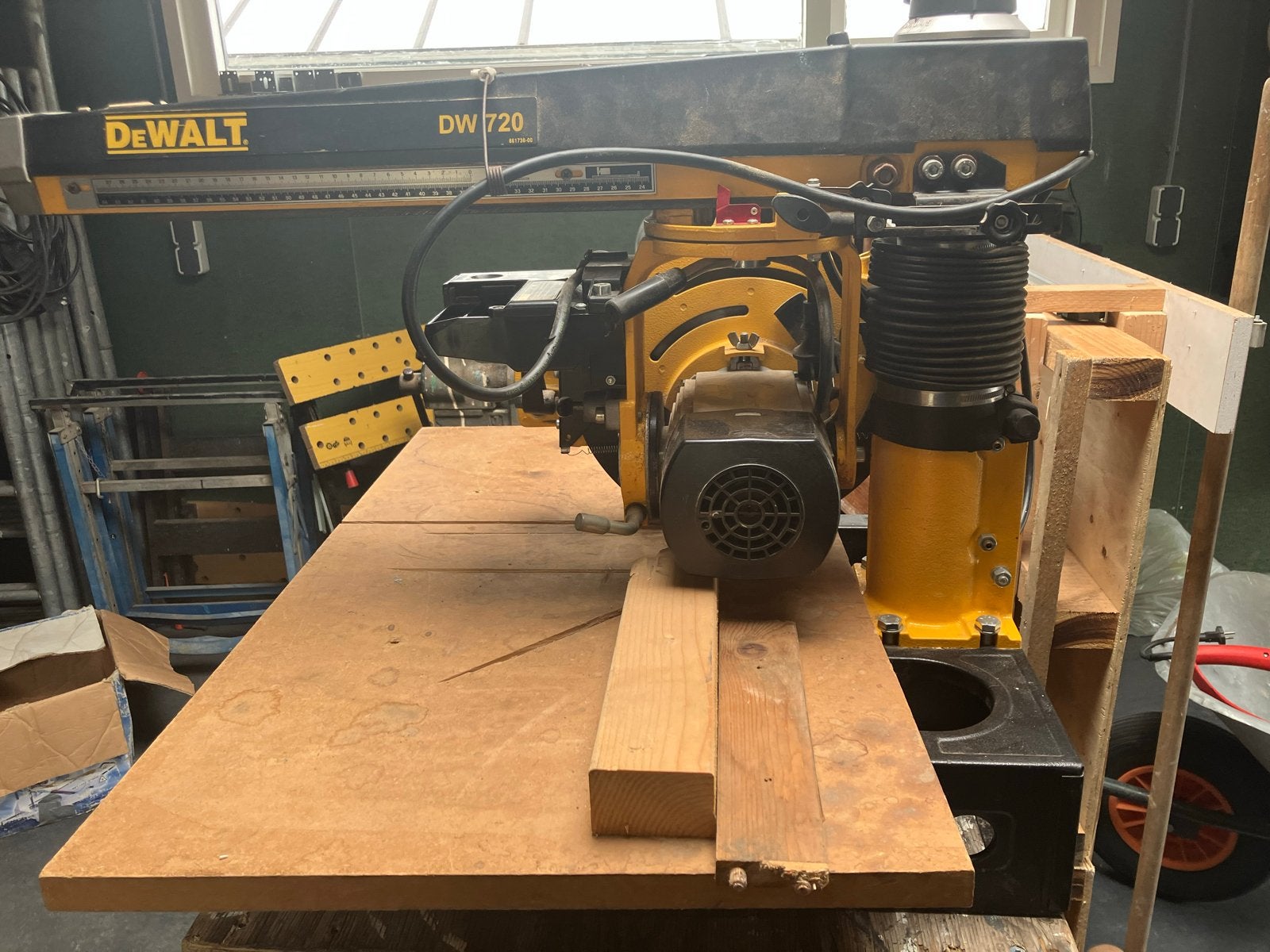DeWalt DW720 radiaalzaag en met stofzuiger en 2 zaagbladen, Ophalen, 70 mm of meer, Zo goed als nieuw, Afkortzaag