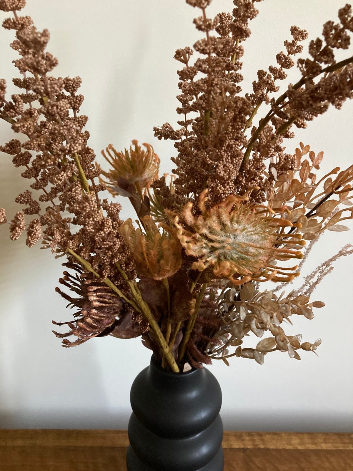 Vaas plus Kunstbloemen., Binnen, Bruin, Ophalen of Verzenden, Zo goed als nieuw