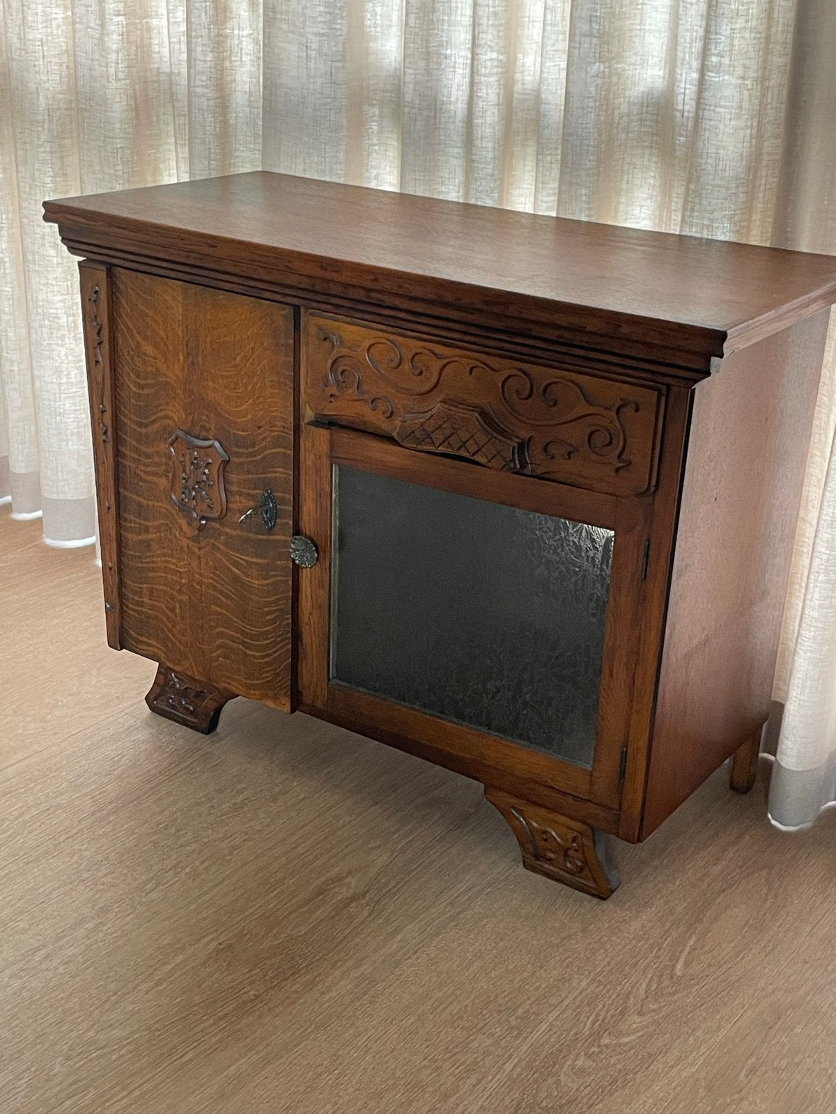 Antiek Dressoir met Glas en houtsnijwerk, Ophalen of Verzenden