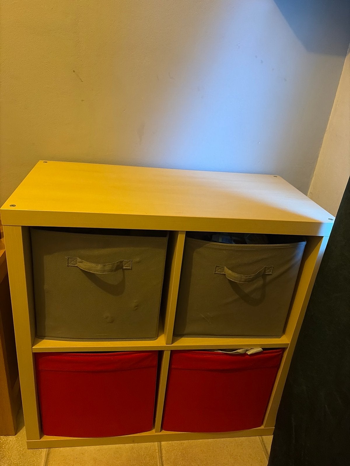 Kallax kast ikea met twee rood opbergbakken, Huis en Inrichting, Kasten | Overige, Ophalen of Verzenden, Gebruikt