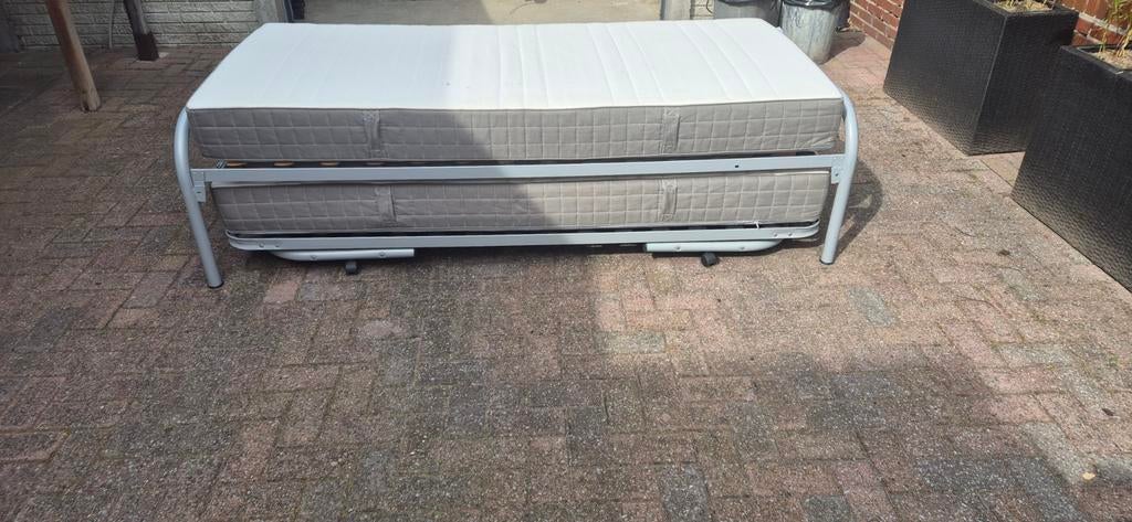 Uitschuifbaar bed / logeerbed met 2 matrassen, Modern en functioneel, Wit, Tweepersoons, Ophalen of Verzenden