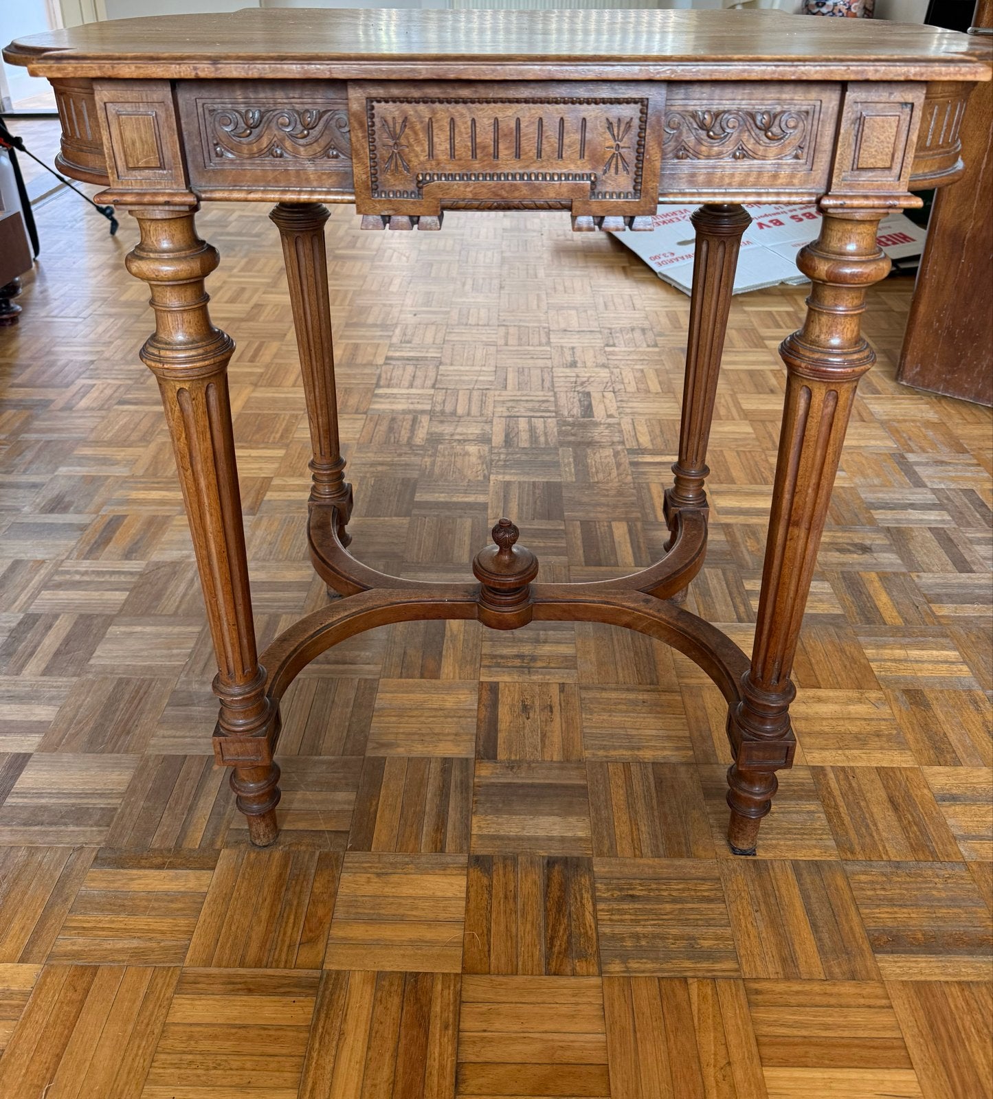 Antieke houten tafel met sierlijk houtsnijwerk, Ophalen
