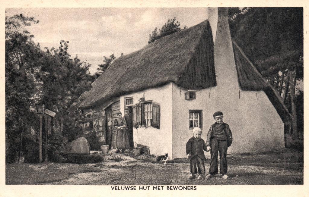 Veluwse hut met bewoners (1950) 131280, Ophalen of Verzenden, 1940 tot 1960, Gelopen, Gelderland