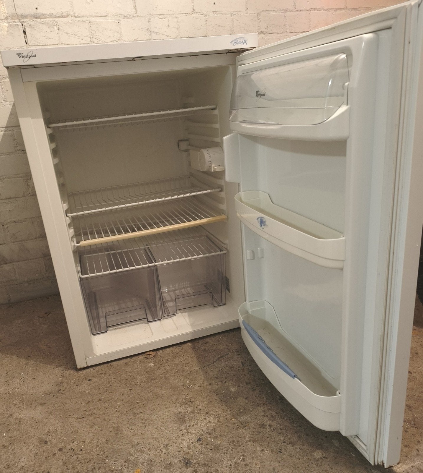 Whirlpool tafelmodel koelkast functioneert prima.
Energiekla, 150 tot 200 liter, 60 cm of meer, Energieklasse A of zuiniger, Ophalen