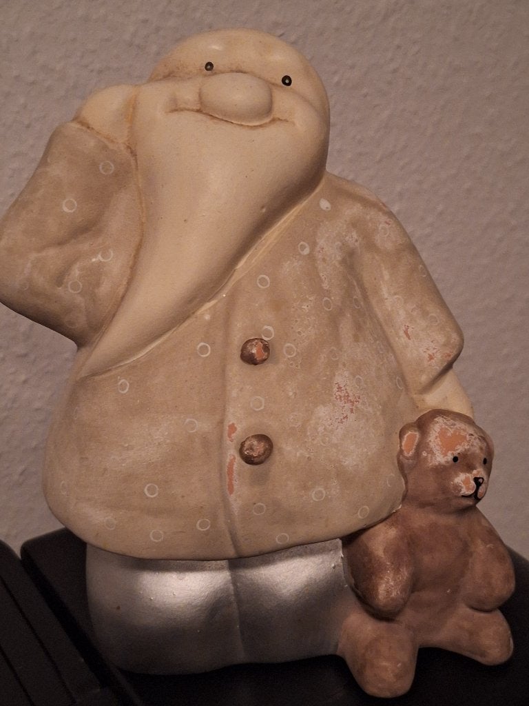 Leuke spaarpot van een mannetje met teddybeer, Ophalen of Verzenden, Gebruikt, Steen, Aardewerk of Keramiek, Overige thema's
