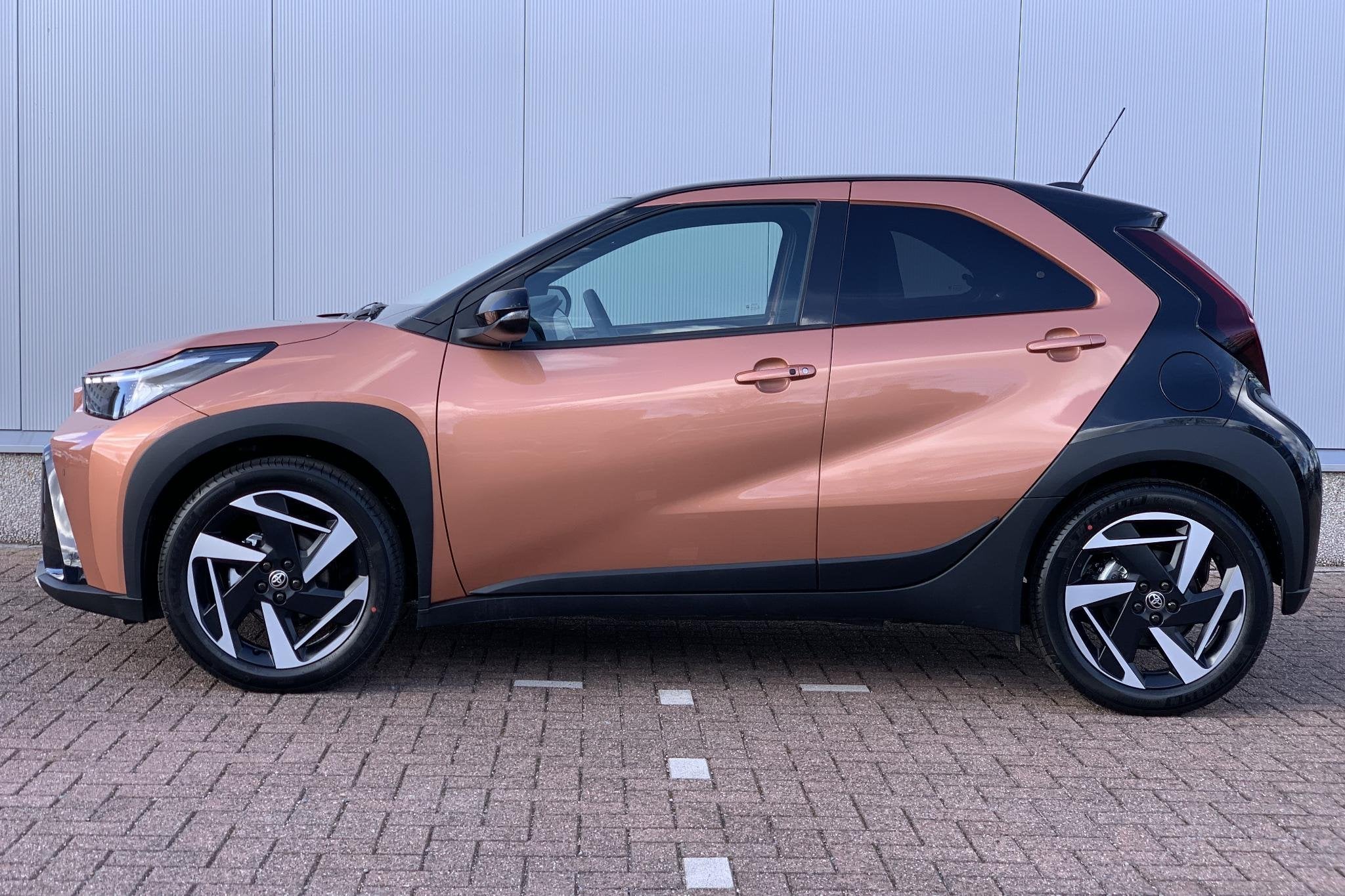Toyota Aygo X Hybrid 115 envy € 1500 inruilpremie, Snel le, Auto's, Stof, Overige kleuren, 4 stoelen, 116 pk