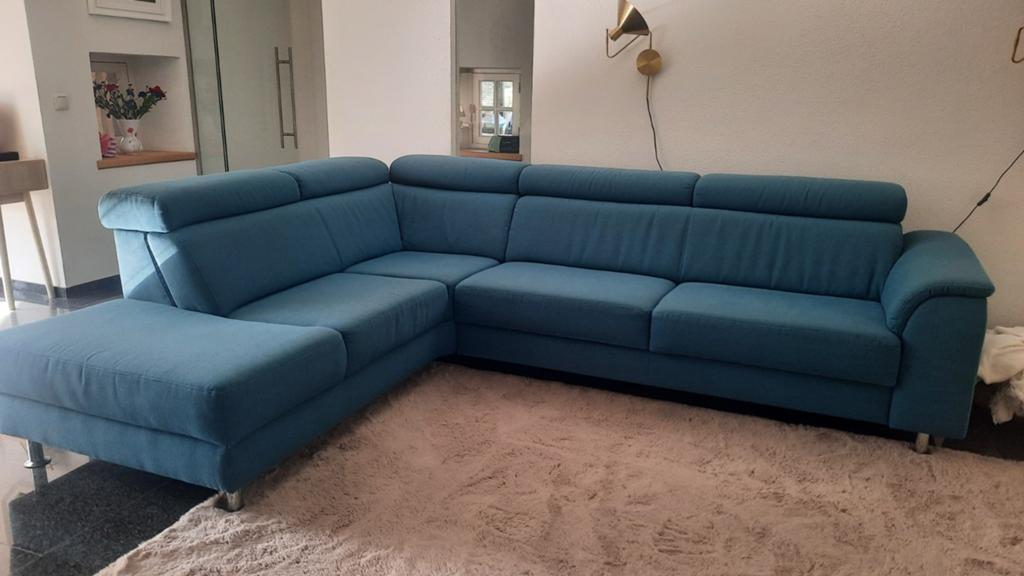 Comfortabele blauwe hoekbank met verstelbare hoofdsteunen, Huis en Inrichting, Banken | Bankstellen, Ophalen, 250 tot 300 cm, Gebruikt