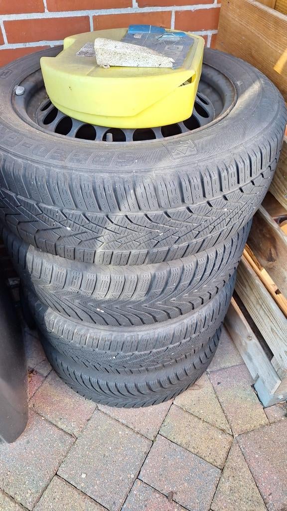 Acht winterbanden op stalen velgen, 205x60 R16, Auto-onderdelen, Banden en Velgen, Ophalen, 16 inch, Banden en Velgen, 205 mm