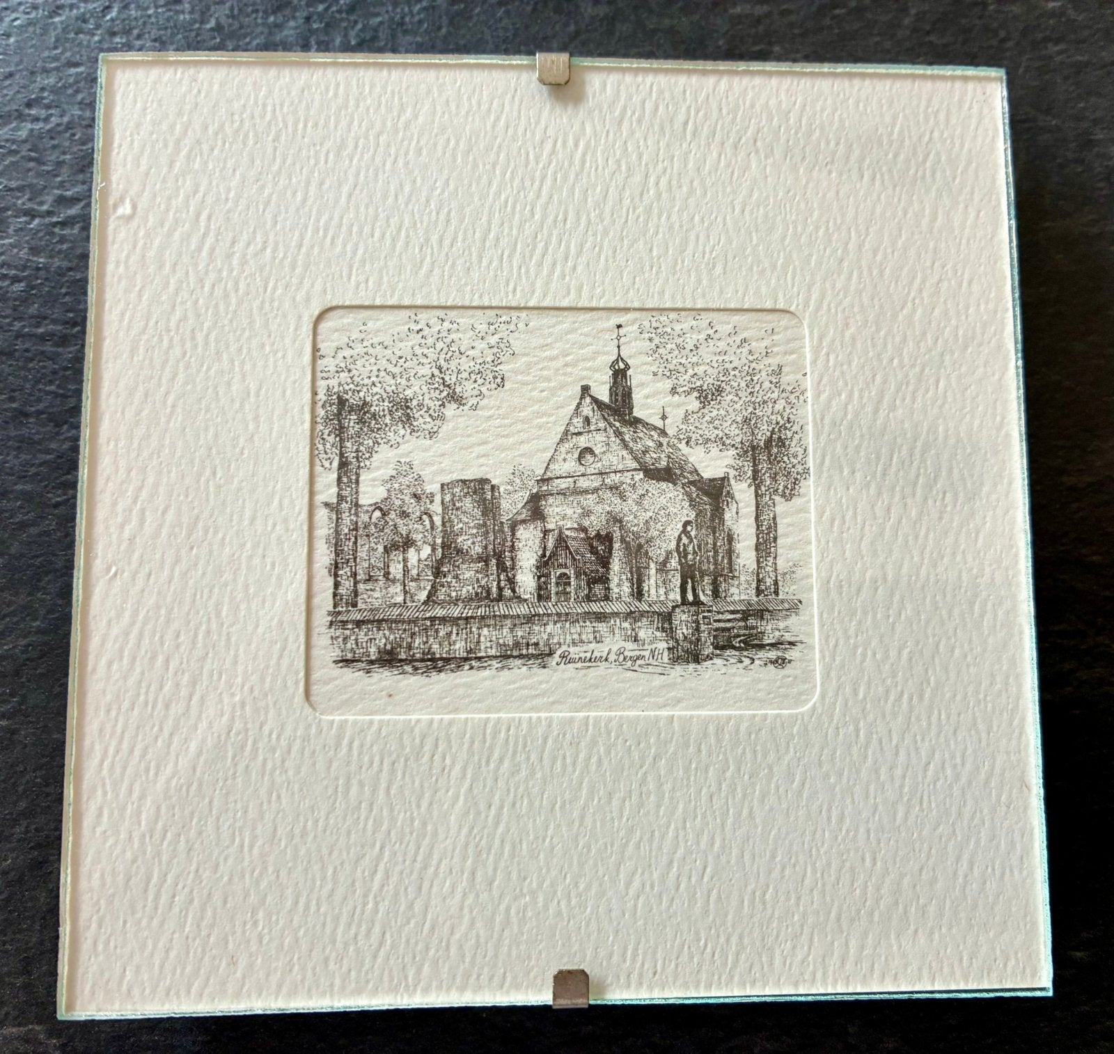 Kleine ets Ruïnekerk Bergen, 10 cm, Ingelijst, Architectuur, Ophalen of Verzenden