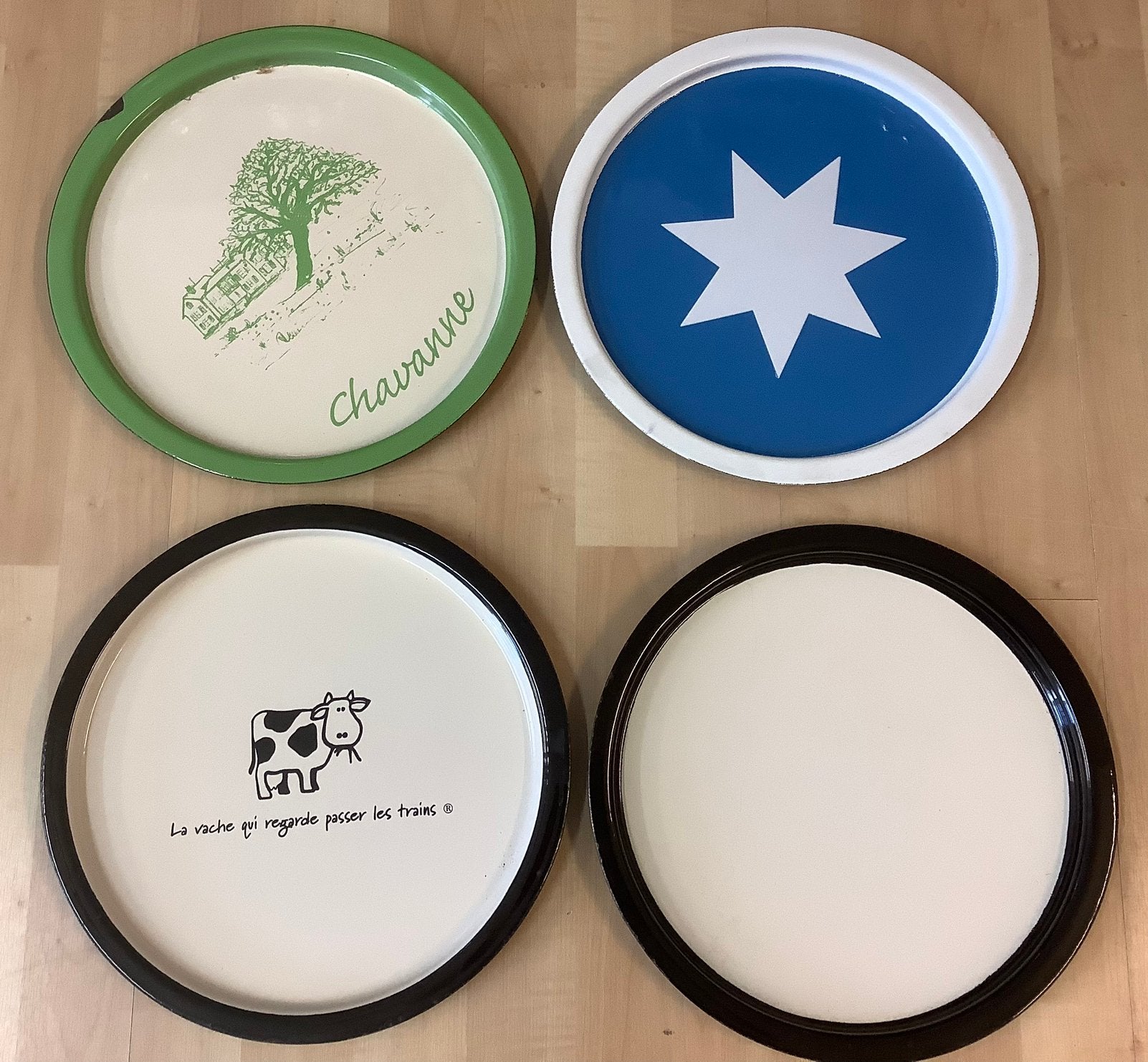 4 oude  emaille dienbladen, Ophalen of Verzenden, Overige typen, Gebruikt