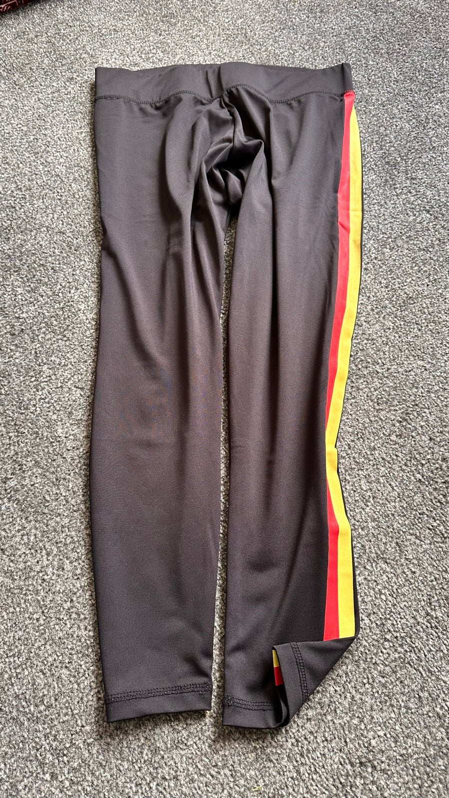 Zwarte legging met rode en gele strepen, maat M, Kleding | Dames, Legging, Zwart, Maat 40/42 (M), Ophalen of Verzenden